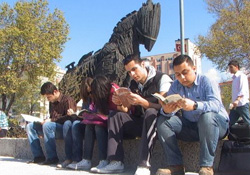 100 öğrenci sokakta beraber kitap okudu