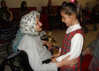 Yaşlıların yeri, sıcak aile ortamıdır