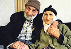 113. yaşını 91 yıllık eşiyle kutladı