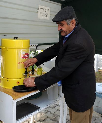 Mezarlığa gidenlere ücretsiz çay ikram ediliyor