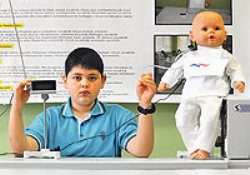 Kardeşi için ateş ölçer zıbın icat etti