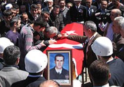 Halk Ladik'teki oyunun farkında