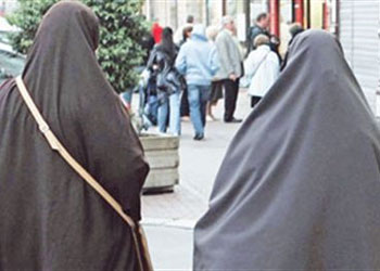 Çarşaf yasağına uluslararasi tepki!