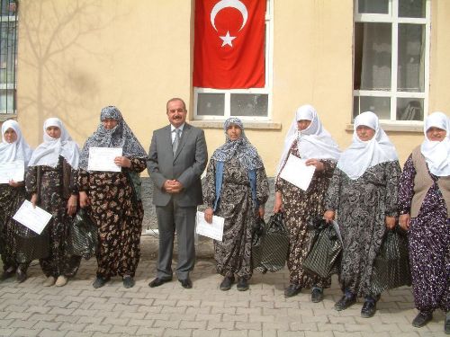 Kursiyerler okur-yazar sertifikalarını aldı