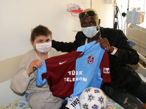İbrahim Yattara'dan lösemili çocuklara ziyaret