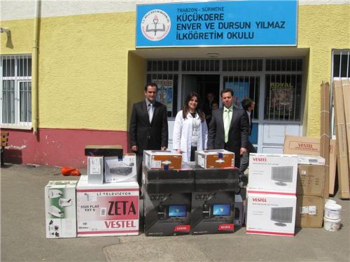 Mezun oldukları okula ve memleketine vefa borçlarını ödüyorlar