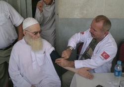 Gönüllü doktorlar Pakistan'da gönüllere taht kurdu