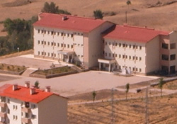 Öğretmenler sürekli rapor alınca okula kilit vuruldu