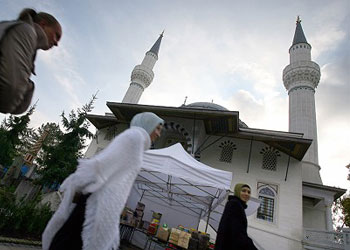 Dindarlar modernlikten korkmalı mı?