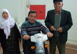 Engelli vatandaşlar akülü araba sevinci yaşadı