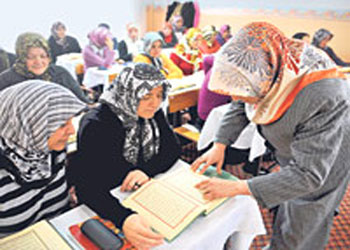 Kur'an kursu hocalarına 515 TL'lik eğitim ödeneği