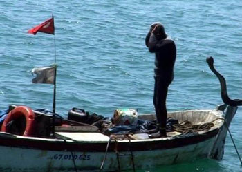 Namazını sandalda kıldı-FOTO