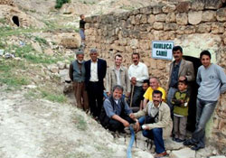 Fotoğraf çekmeye gittikleri köyün camisini onardılar