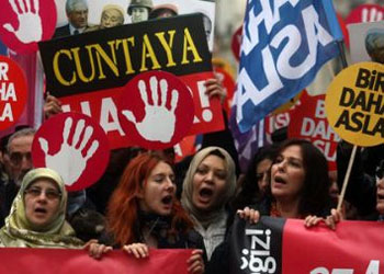 Lale Mansur: Başörtüsü yasağı korkunç!