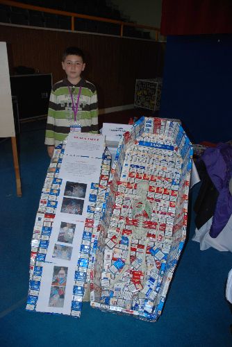 30 günde topladığı 600 sigara paketiyle tabut yaptı