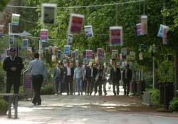 Ağaçlardaki kitaplar vatandaşları sevindirdi