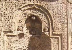 Namaz kılan adam gölgesi ilgi odağı oldu