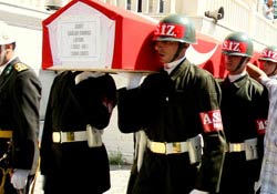 Otopsi raporu intiharı yalanladı