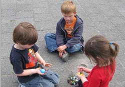 Aşırı boyalı ve çok parlak oyuncaklar zehir tehlikesi taşıyor