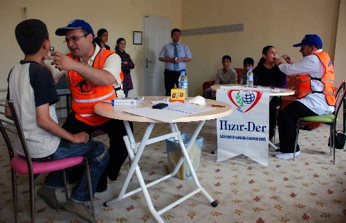 Gönüllü doktorlar, okuma salonunda sağlık taraması yaptı