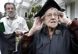 50 yaşında okuduğu üniversiteyi üçüncülükle bitirdi