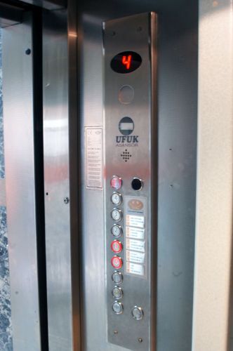 Görme engelliler ve okuma bilmeyenler için sesli asansör