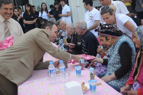 Huzurevlerinde kitap sohbetleri ile yaşlılar ve gençler kaynaştı