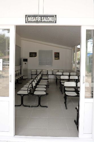 Babasının hayrına mezarlığa oturma salonu açtı