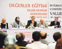 Gazeteciler, medyada asgari değerleri tartıştı