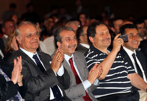 Türkçenin çiçekleri coşku ve hüznü bir arada yaşattı