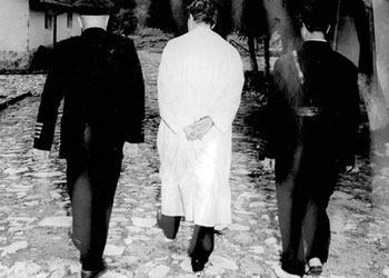 Aleyhte şahitlik yap, makamı kap!