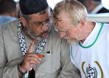 Gemide seçtiği İslam'ı İngiltere'de anlatıyor