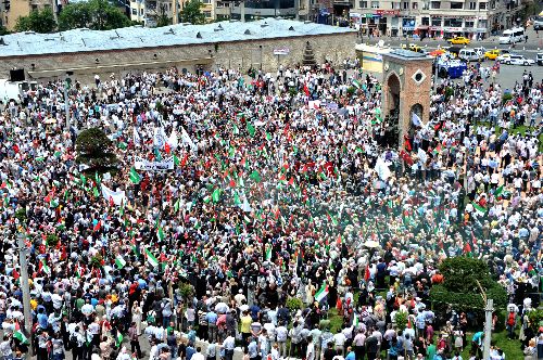 Binlerce kişi İsrail'i lanetledi