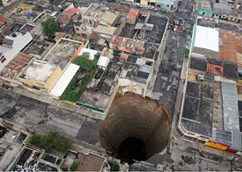 Kasırga şehrin göbeğinde dev çukur açtı