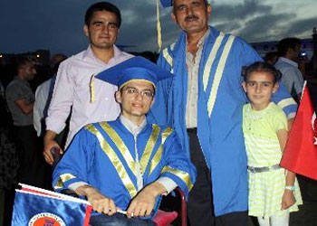 Engelli oğlunu 4 yıl okula getirip götürdü