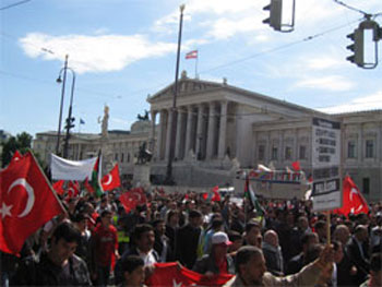 Viyana'da 20 bin kişi İsrail'i lanetledi