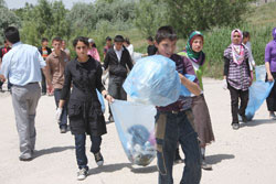 Ahlat'ta öğrenciler temizlik kampanyası başlattı