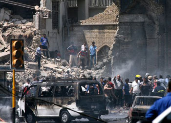 İsrail Gazze’de cami bombaladı