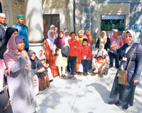 Turistlere doğru İslam'ı anlatan başörtülü