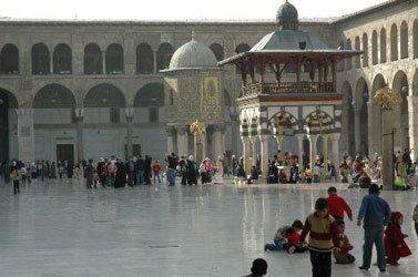 Şam Emevi Camii'ni 10 binler ziyaret ediyor