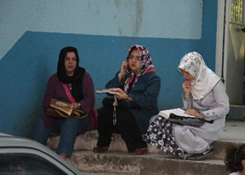 Öğrenciler sınava girer anneler Kur'an okur