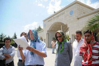 Erkekler başörtüsü taktı yasağı protesto etti