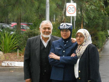 Avustralya'da başörtülü polis mezun oldu