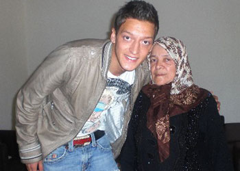 Mesut Özil'in babaannesi vefat etti