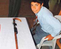 Mücahit, dedesi için 'akıllı baston' yaptı