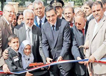 Fransa Başbakanı imam cübbesi giydi!