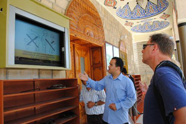 Cami ziyareti İslam'a önyargıyı yıkıyor