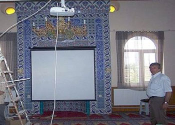 Çocuklara Kur-an eğitimini projeksiyonla veriyorlar