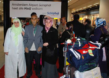 Hollandalı yetkililer Hacıları lokumla karşıladı