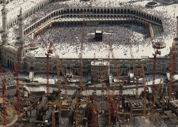 Daha geniş Kabe için yıkımlar başlıyor